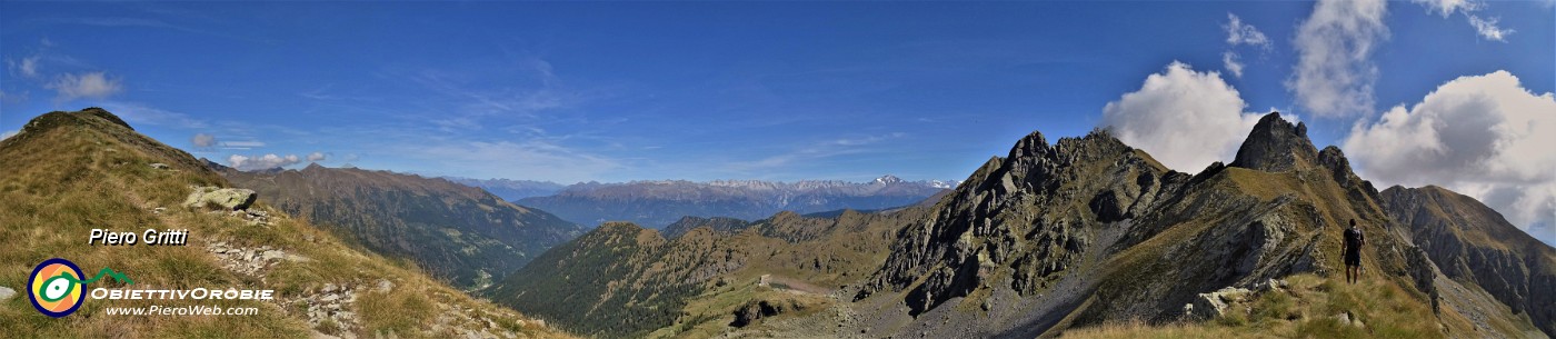 38 In decisa salita in impegnativa cresta saliscendi verso la cima del Valletto.jpg